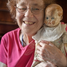 Aili Rajavaaralla on sylissään hänen elämänsä ensimmäinen nukke, joka oli mukana jo evakkomatkalla. Sen voi muistaa ja siitä voi tykätä, vaikka lähimuistia ei enää olisikaan. Kuva: Marja Söderlund