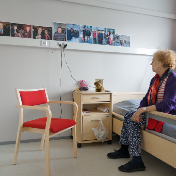 Muistisairauden kanssa elävä Aili Rajavaara asuu vuoroin kotona ja vuoroin vanhusten vuoroviikko-osastolla. Kuva: Marja Söderlund